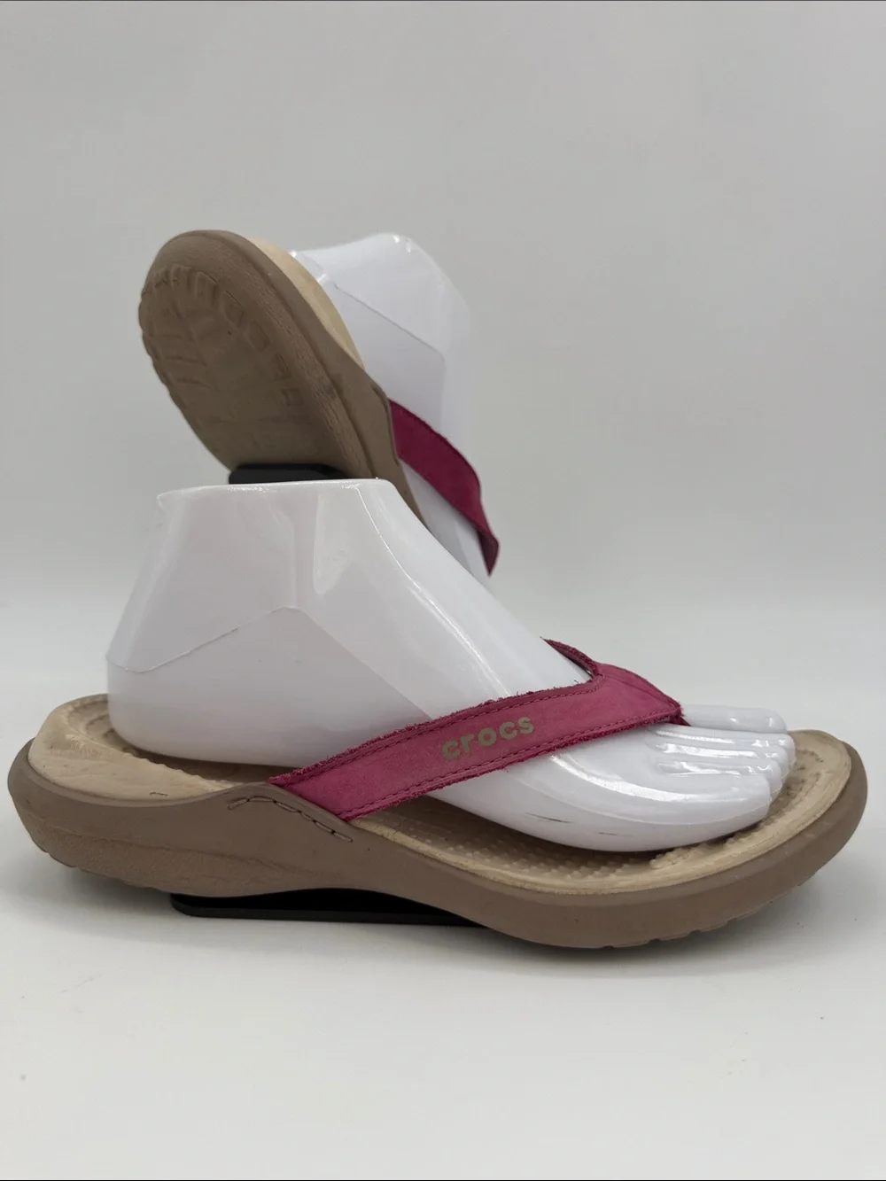 CROCS Capri IV Women's Size 7.0 Fuchsia Suede Cream Footbed